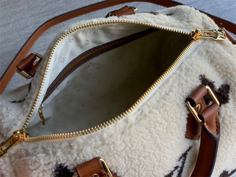  Classic carryall bag front view 7