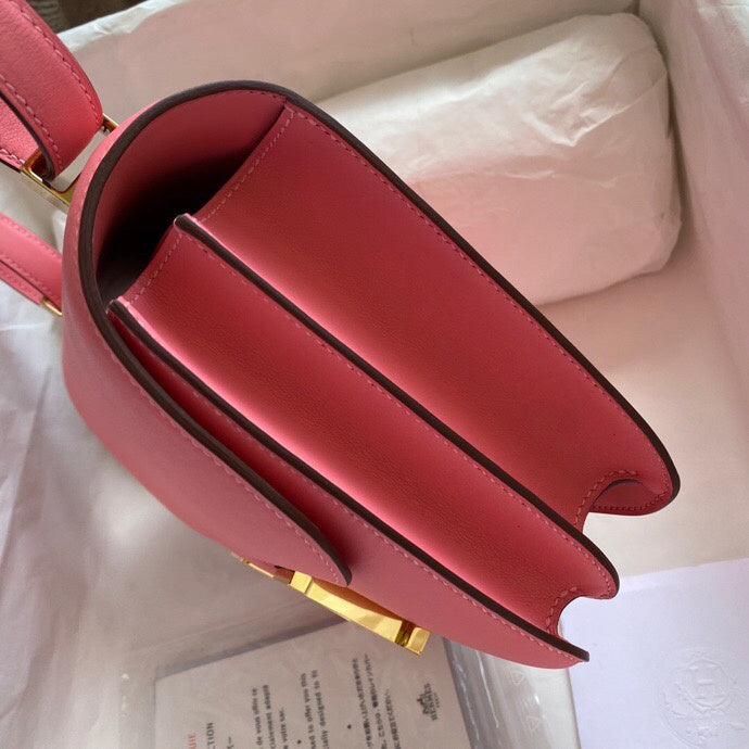  Versatile crossbody bag carried on shoulder
