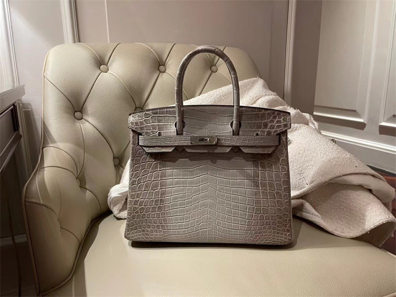  Refined shopper bag carried on shoulder