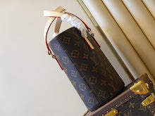 Luxury Signature Top Handle Bag - Elegant Women's Designer Handbag - NM4321