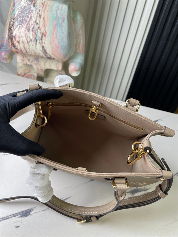  shoulder bag interior and compartment view 9