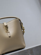 Chic Women's Designer Tote - Luxury Premium Handbag Style - NM3444