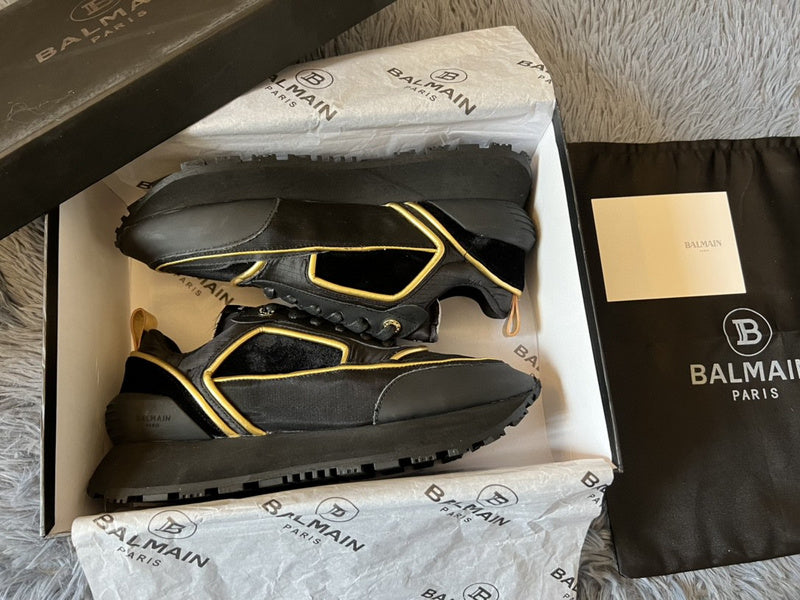 Gucci classic monochrome luxury sneakers view 10 retro runner design