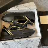 Gucci classic monochrome luxury sneakers view 10 retro runner design