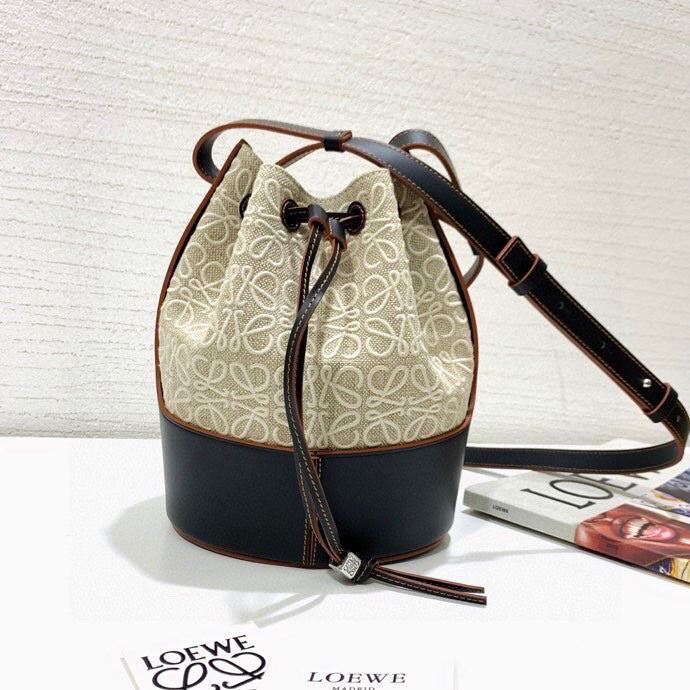 Ziva's Charm handbag – detail view (18cm*25cm*13.5cm)