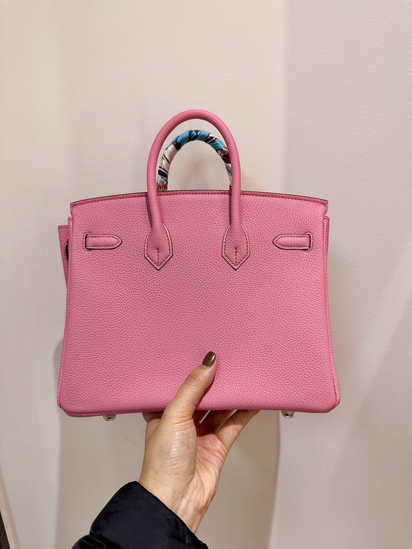 Streamlined handbag styled for everyday wear
