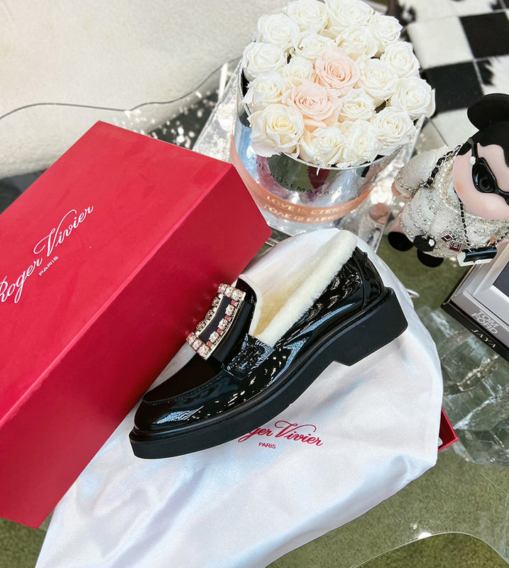 Styling view of Roger Vivier luxury piece style No.087