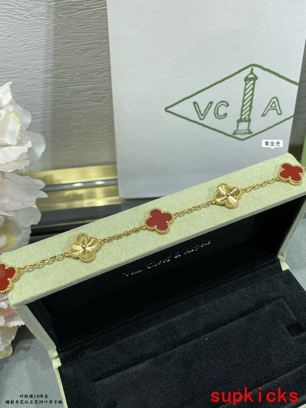 Front view of Van Cleef & Arpels unisex jewelry piece