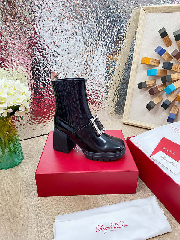 Three-quarter angle view of Roger Vivier luxury piece style No.079