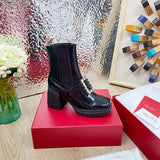 Three-quarter angle view of Roger Vivier luxury piece style No.079