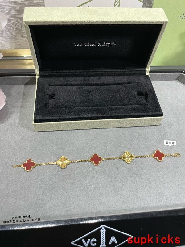Side view of Van Cleef & Arpels unisex jewelry piece