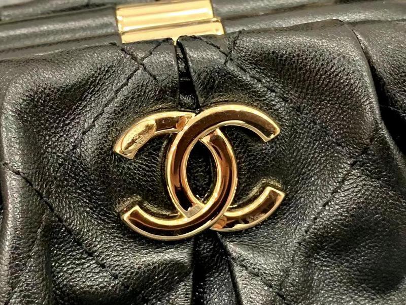 Zivas Charm Contemporary Flair Fashion Handbag (Structured Everyday Essential) – Close-Up Detail