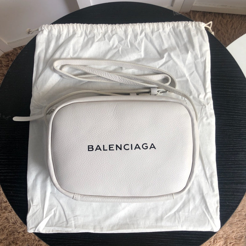 Side profile of everyday-luxe signature women's handbag – women's designer-style accessory