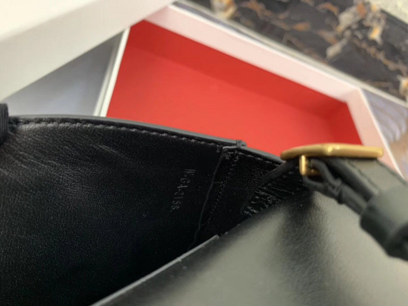 Side profile of chic statement women's handbag – women's designer-style accessory