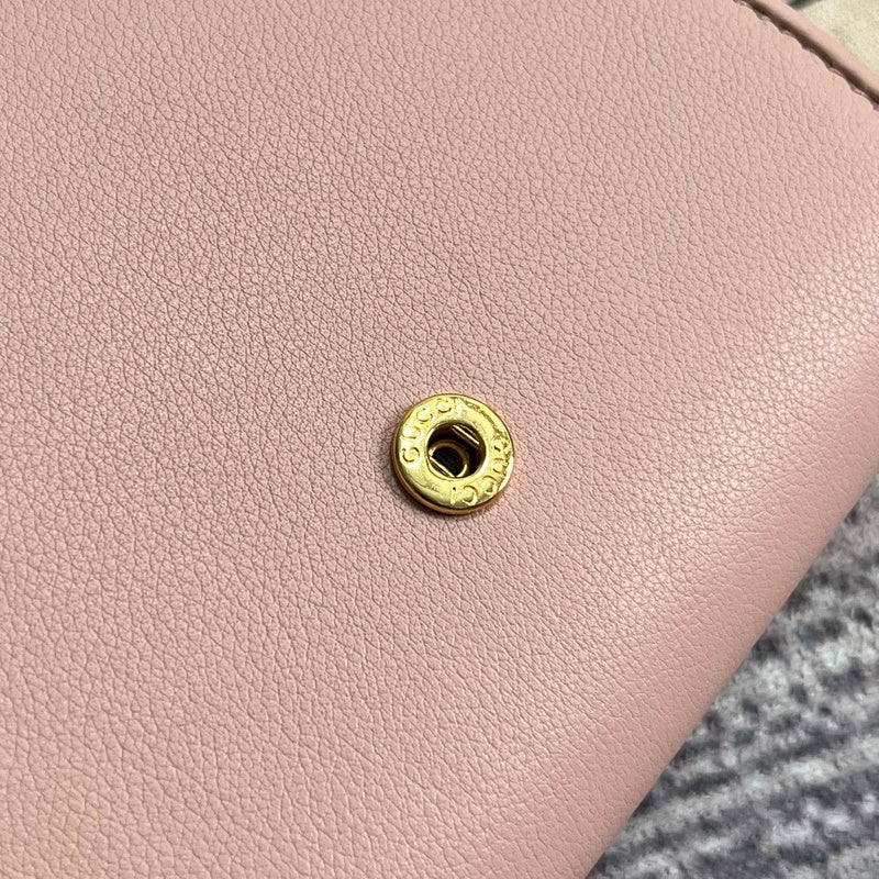Handle and strap detail of signature sleek women's handbag – women's premium purse