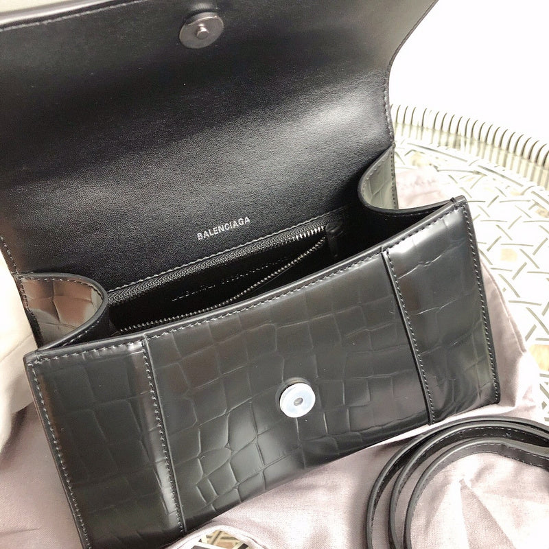 Side profile of polished chic women's handbag – women's statement bag