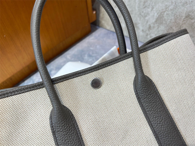  everyday bag close-up of hardware and finish