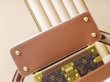 Luxury Iconic Crossbody Bag - Women's Elegant Designer Fashion - NM4372