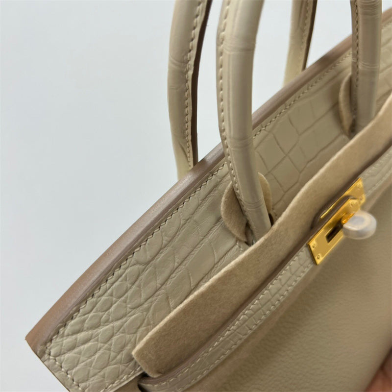 Crisp handbag styled for everyday wear
