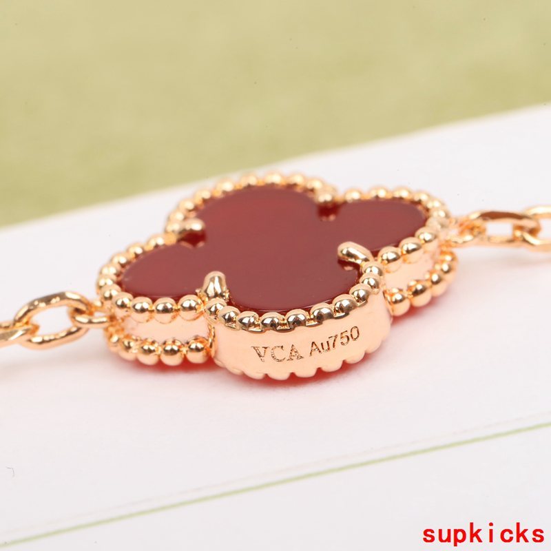 Full view of Van Cleef & Arpels unisex jewelry piece