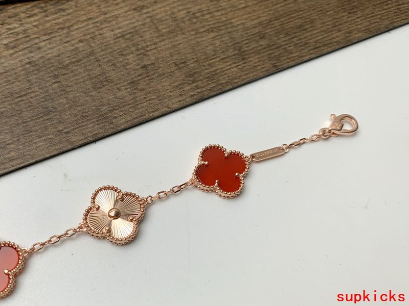 Full view of Van Cleef & Arpels unisex jewelry piece