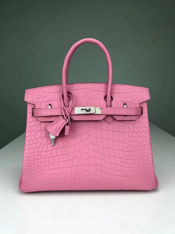 Streamlined handbag styled for everyday wear