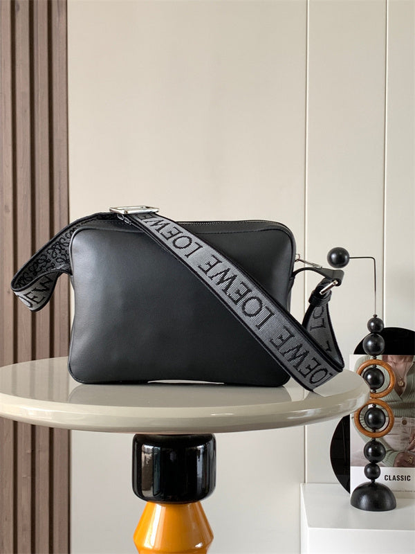 Ziva's Charm handbag – close-up view (23cm*18cm*9cm)