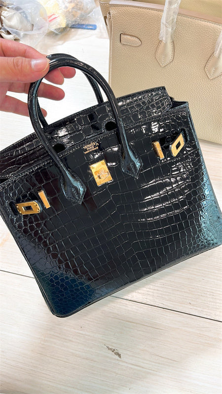  tote bag close-up of hardware and finish