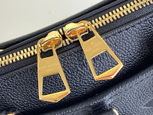 Luxury Iconic Crossbody Bag - Women's Elegant Designer Fashion - NM4573