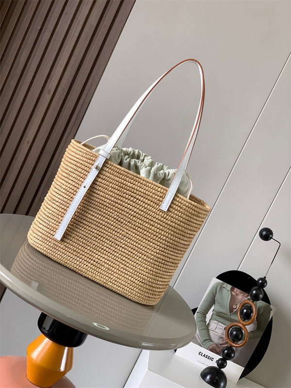 Ziva's Charm handbag – detail view (27cm*20cm*10cm)
