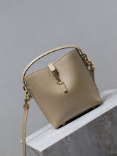 Chic Women's Designer Tote - Luxury Premium Handbag Style - NM3444