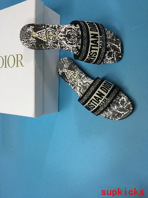 Dior shoes Style 034 - true-to-life color detail