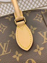 Chic Women's Designer Tote - Luxury Premium Handbag Style - NM4381