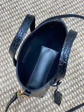 Luxury Signature Top Handle Bag - Elegant Women's Designer Handbag - NM3387