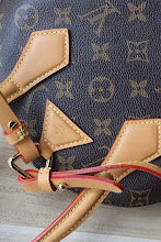 Luxury Signature Top Handle Bag - Elegant Women's Designer Handbag - NM5241