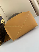 Luxury Signature Top Handle Bag - Elegant Women's Designer Handbag - NM4705