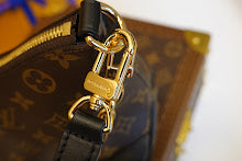 Luxury Iconic Crossbody Bag - Women's Elegant Designer Fashion - NM4869