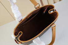 Luxury Iconic Crossbody Bag - Women's Elegant Designer Fashion - NM4326