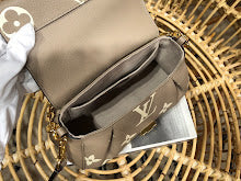 Chic Women's Designer Tote - Luxury Premium Handbag Style - NM4878
