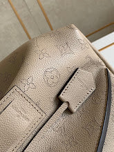 Luxury Iconic Crossbody Bag - Women's Elegant Designer Fashion - NM4199