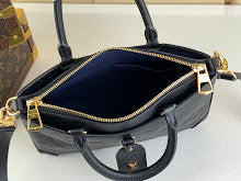 Luxury Iconic Crossbody Bag - Women's Elegant Designer Fashion - NM4573