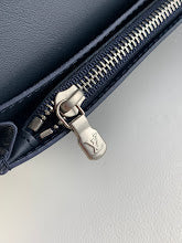 Luxury Iconic Crossbody Bag - Women's Elegant Designer Fashion - NM5106