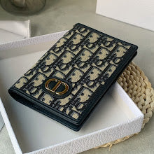 Luxury Iconic Crossbody Bag - Women's Elegant Designer Fashion - NM7380