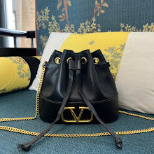 Luxury Iconic Crossbody Bag - Women's Elegant Designer Fashion - NM2800