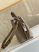 Luxury Iconic Crossbody Bag - Women's Elegant Designer Fashion - NM4199
