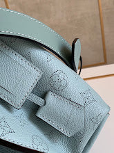 Premium Women's Shoulder Bag - Designer Luxury Fashion Accessory - NM4200