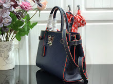 Luxury Signature Top Handle Bag - Elegant Women's Designer Handbag - NM4239