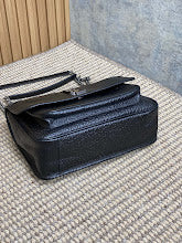 Luxury Iconic Crossbody Bag - Women's Elegant Designer Fashion - NM3421