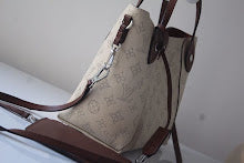 Chic Women's Crossbody Handbag - Luxury Premium Designer Style - NM4253