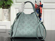 Luxury Iconic Crossbody Bag - Women's Elegant Designer Fashion - NM4248